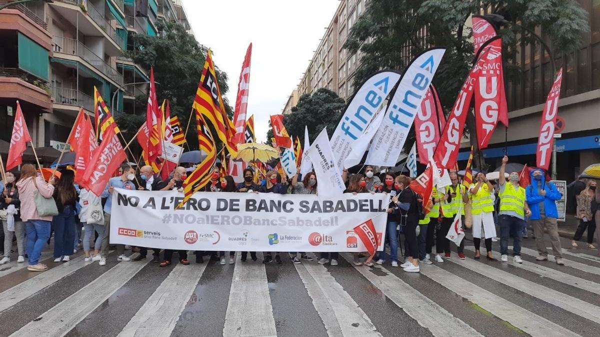 Concentración de trabajadores de Banco Sabadell en Sabadell para protestar por el ERE.