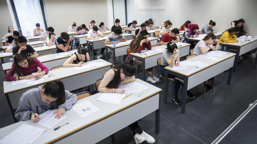 Estudiantes realizan un examen en la UPV