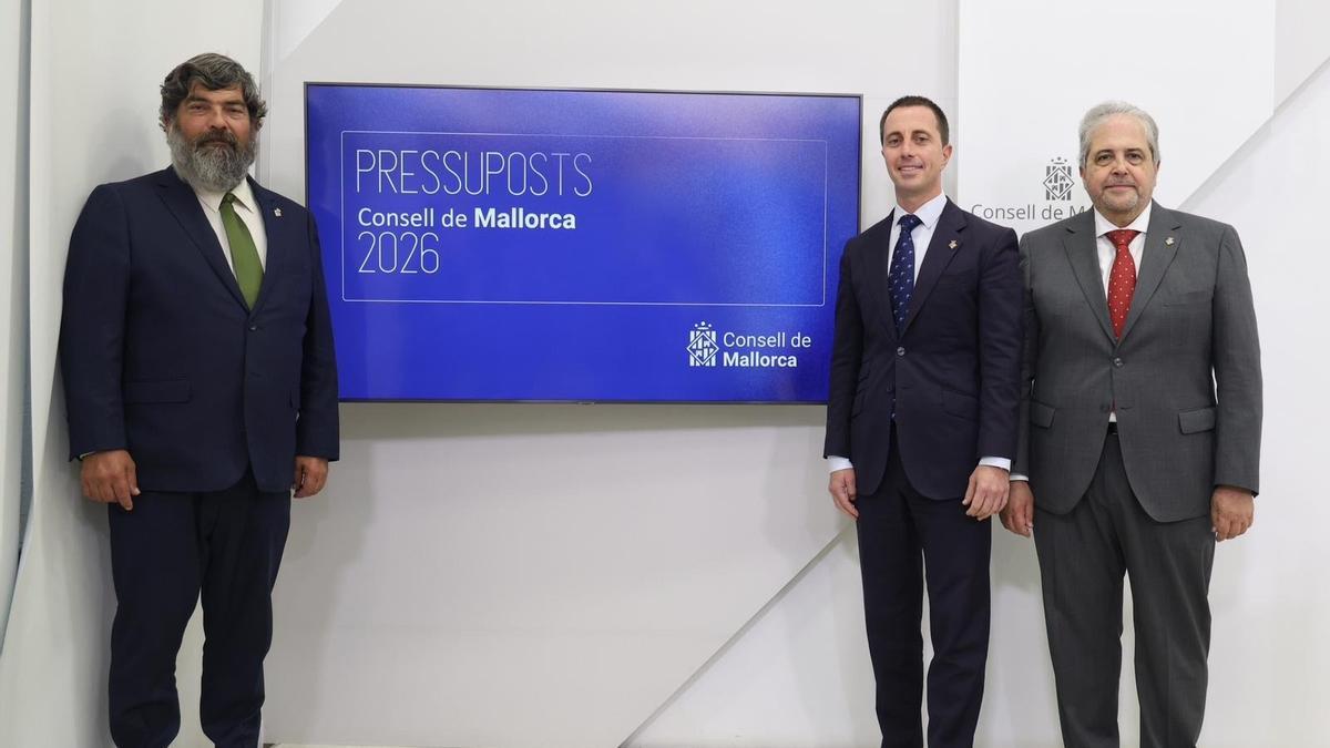El presidente del Consell de Mallorca, Llorenç Galmés, junto al vicepresidente insular, Pedro Bestard, y el conseller insular de Hacienda, Rafel Bosch