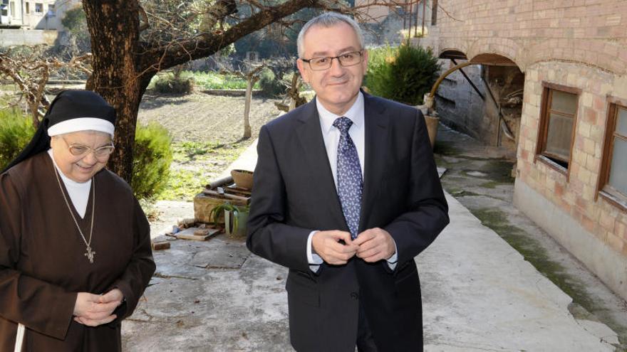 L&#039; abadessa Teresa Caballero i el director general de la fundació Manel Valls en el moment de la cessió.