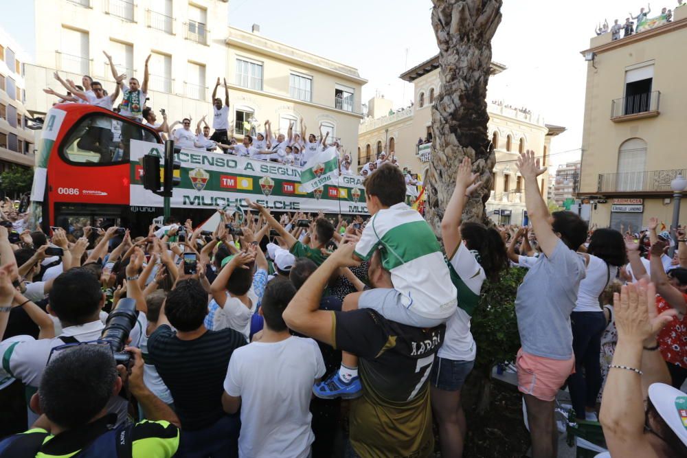 El Elche celebra su ascenso a Segunda División en una rúa por las calles de la ciudad