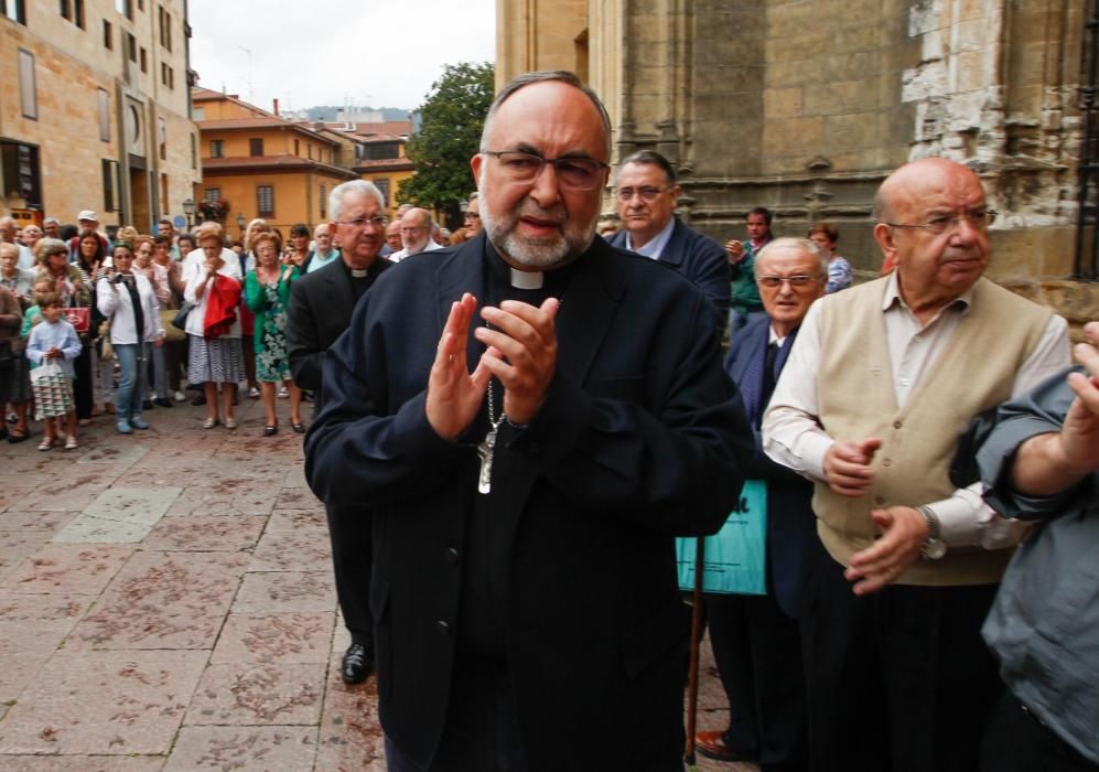 Oración ante la catedral de Oviedo por las víctimas del atentado de Barcelona