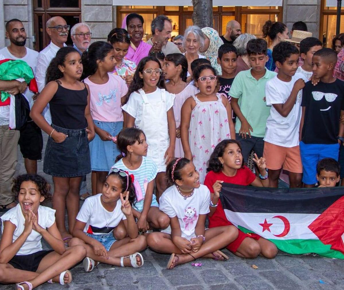 Gruppenfoto einer Sahraui-Kindergruppe auf Mallorca.