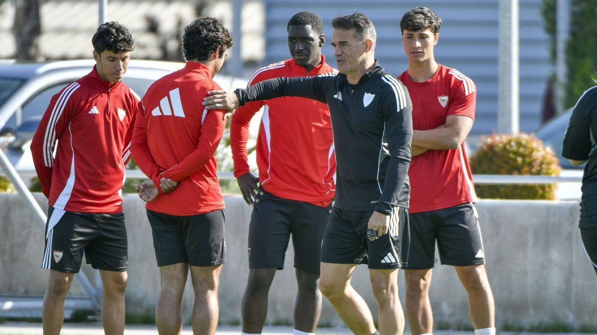 Luis García Plaza, al frente de su primer entrenamiento en el Sevilla FC