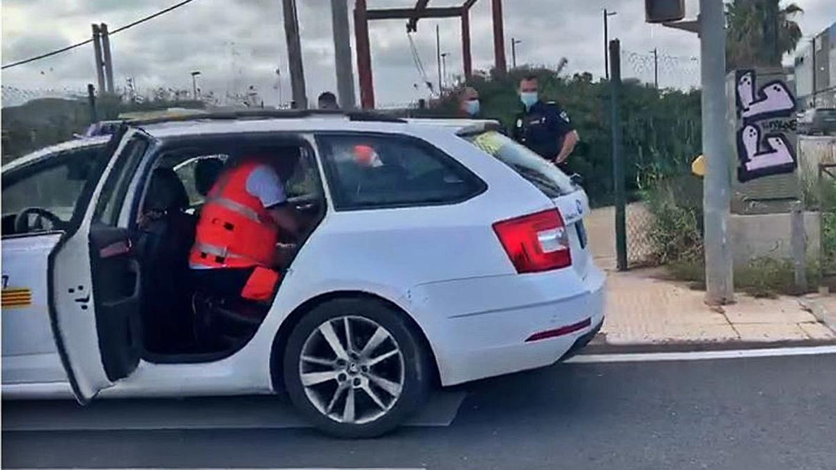 Los sanitarios atienden al herido en el accidente por alcance de la ronda de Eivissa. | SERGIO GARRIDO PAPARAZZI