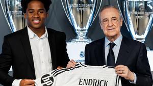 Endrick, junto a Florentino Pérez, en su presentación como nuevo jugador del Real Madrid.