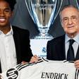 Endrick, junto a Florentino Pérez, en su presentación como nuevo jugador del Real Madrid.