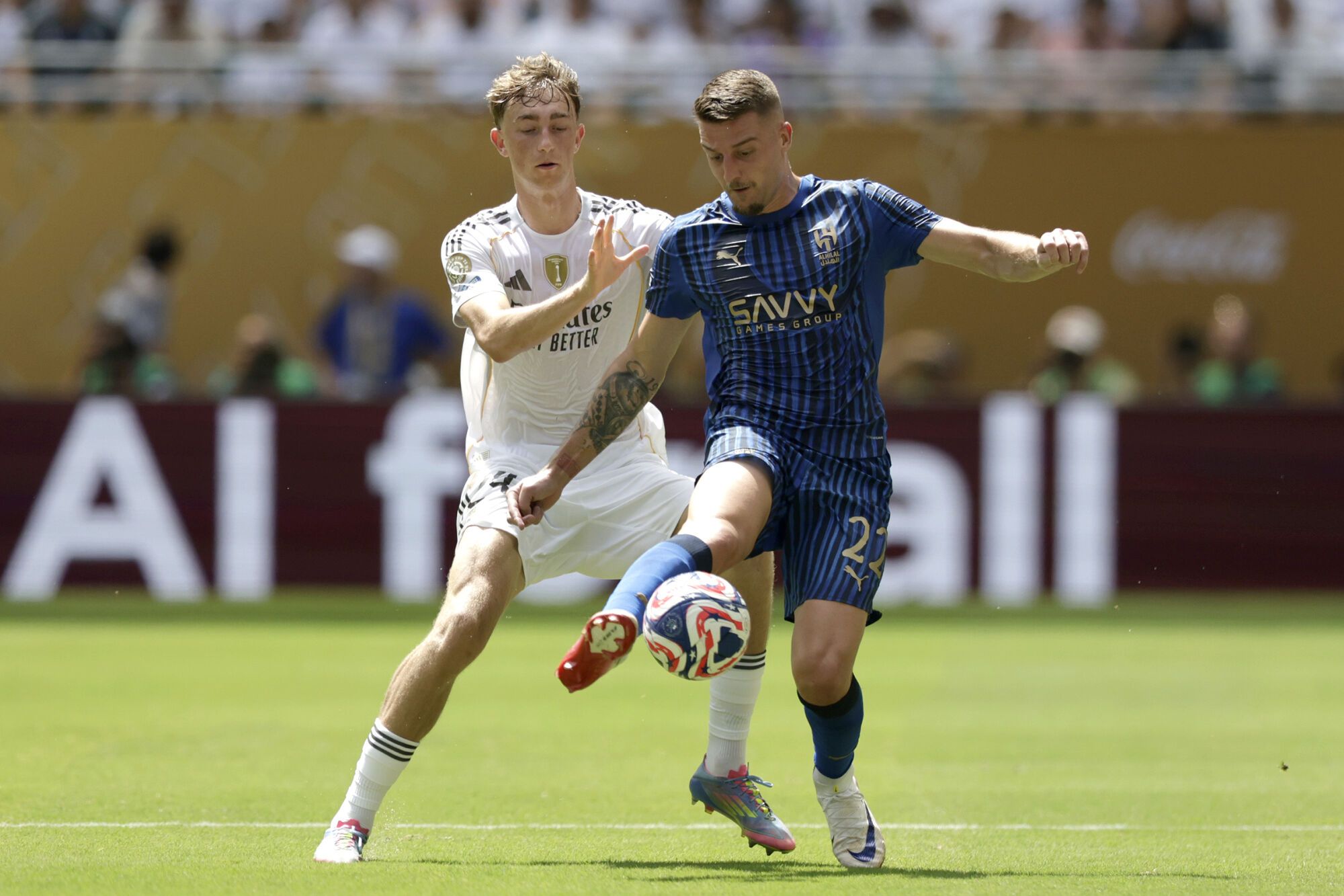 EVE6411. MIAMI (ESTADOS UNIDOS), 18/06/2025.- Dean Huijsen (i) de Real Madrid disputa el balón con Sergej Milinković de Al Hilal este miércoles, en un partido del Mundial de Clubes entre el Real Madrid y Al Hilal en el estadio Hard Rock de Miami (EE.UU.). EFE/Andre Coelho