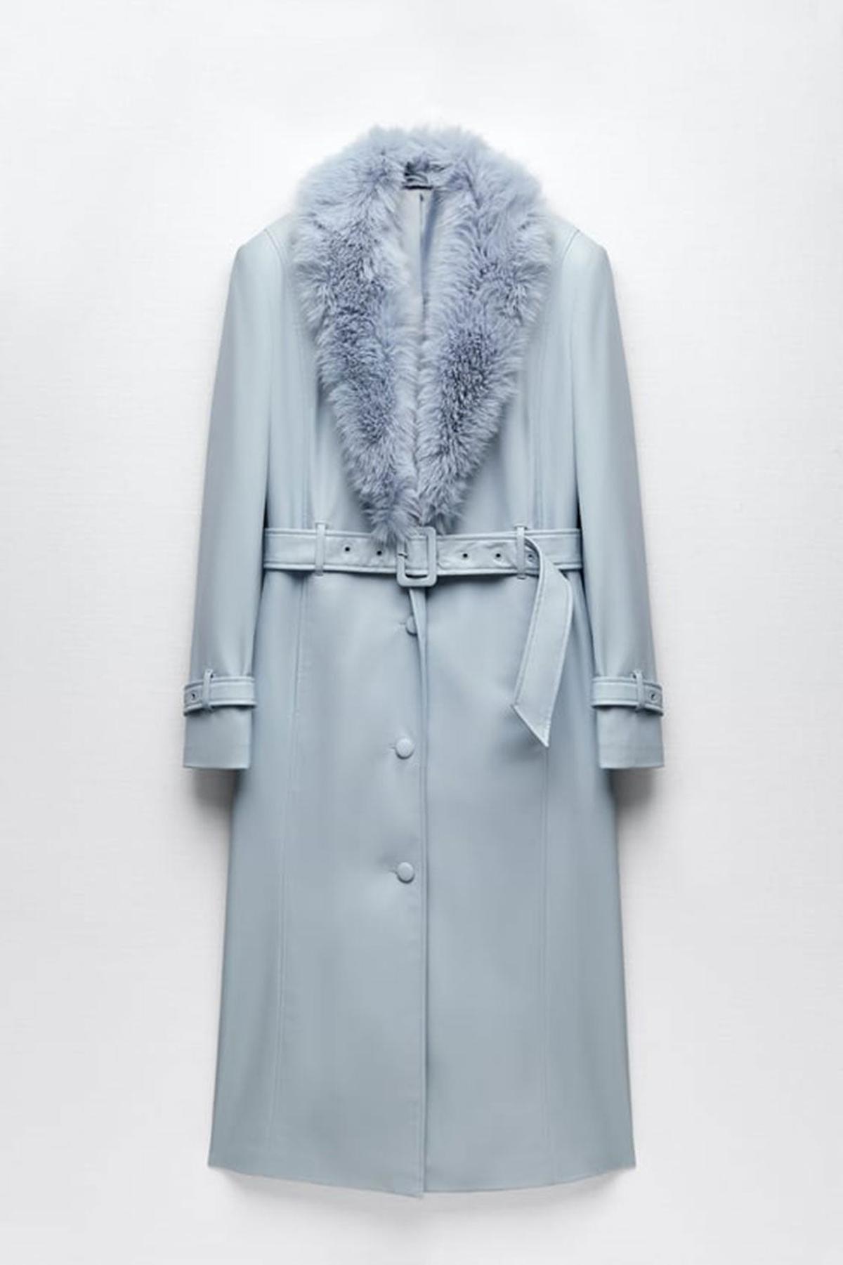 Gabardina efecto piel con pelo de Zara (precio: 69,95 euros)
