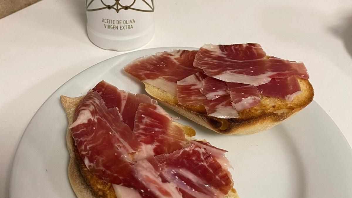 Bendodo promueve en redes sociales una iniciativa en defensa del jamón y el aceite: &quot;Que se entere el ministro de Consumo&quot;