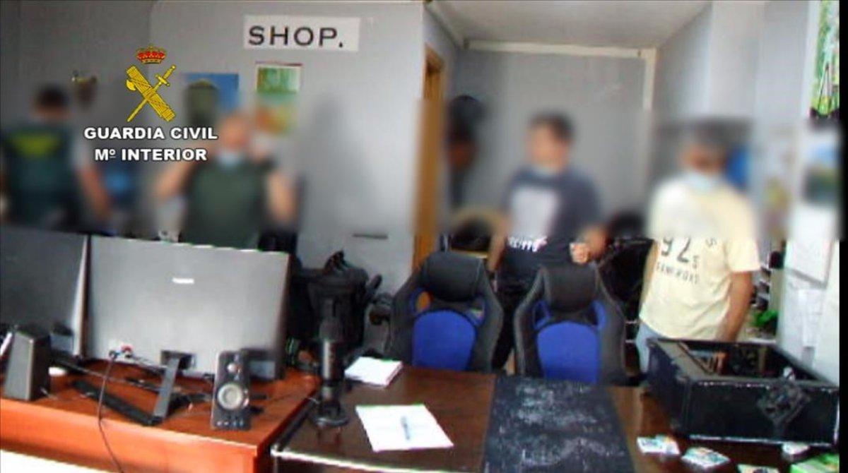 El despacho en Bigues i Riells de las tres personas que, presuntamente, estafaban por internet con la venta de productos tecnológicos. El despacho en Bigues i Riells de las tres personas que, presuntamente, estafaban por internet con la venta de productos tecnológicos.