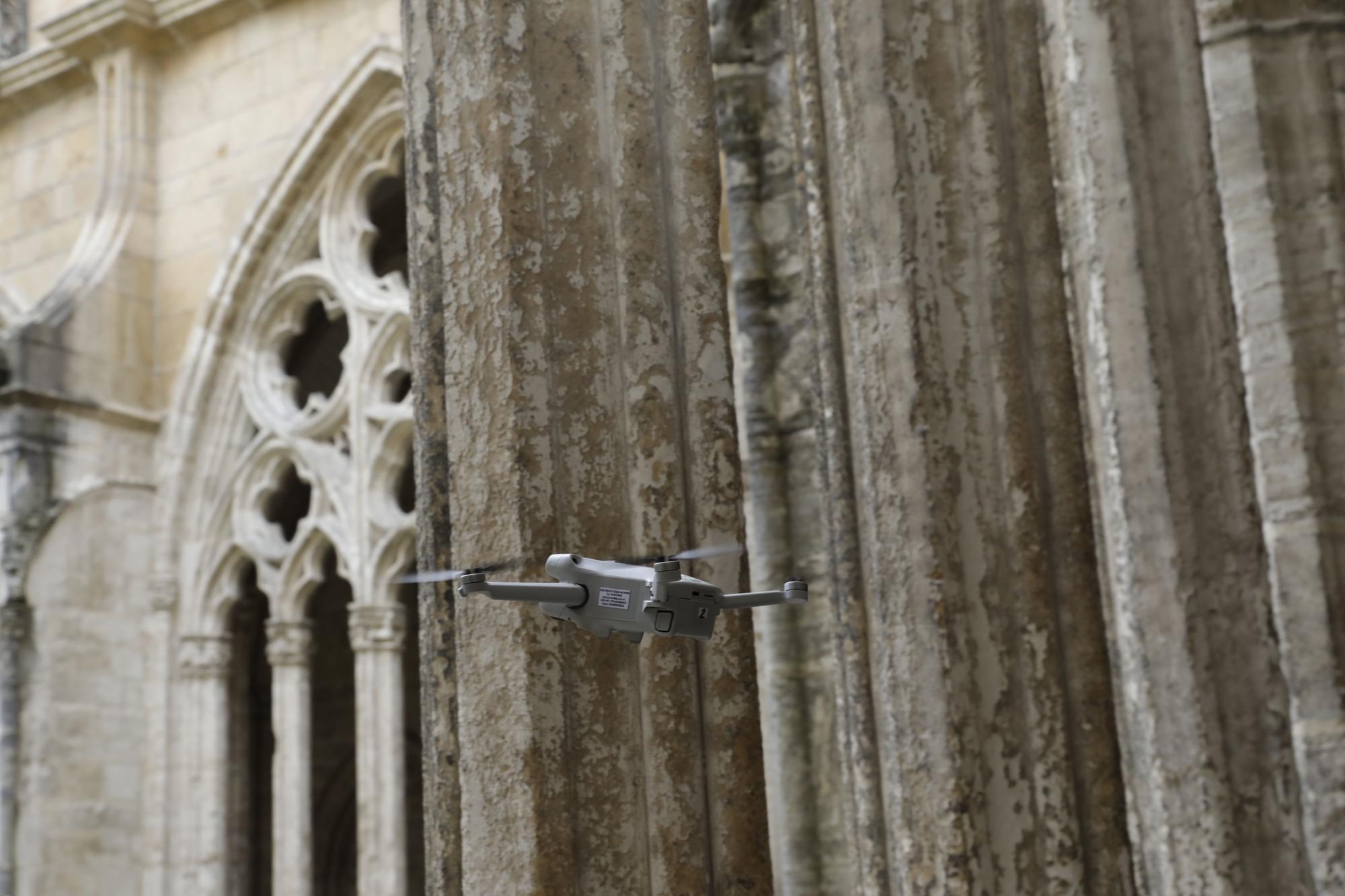 Drones volando en la Catedral de Oviedo: Iñaki Terán graba vídeos inéditos en el templo