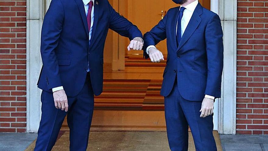 Pedro Sánchez y Pablo Casado se saludan con el codo el 2 de septiembre.