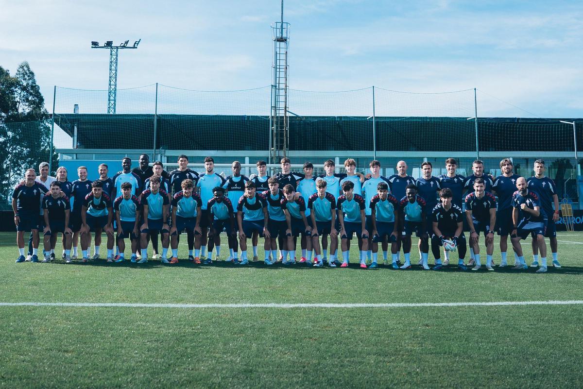 Grupo de jugadores y técnicos que comenzaron la pretemporada con el Fortuna.
