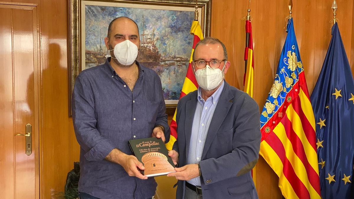 El alcalde y el nieto del cronista José Gomis Lledó con el libro