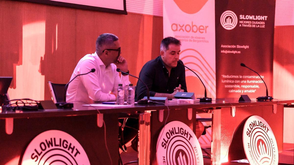 O alcalde, Daniel Pérez, esquerda, e o tesoureiro de Axober, Marcos Díaz, inauguraron as xornadas.