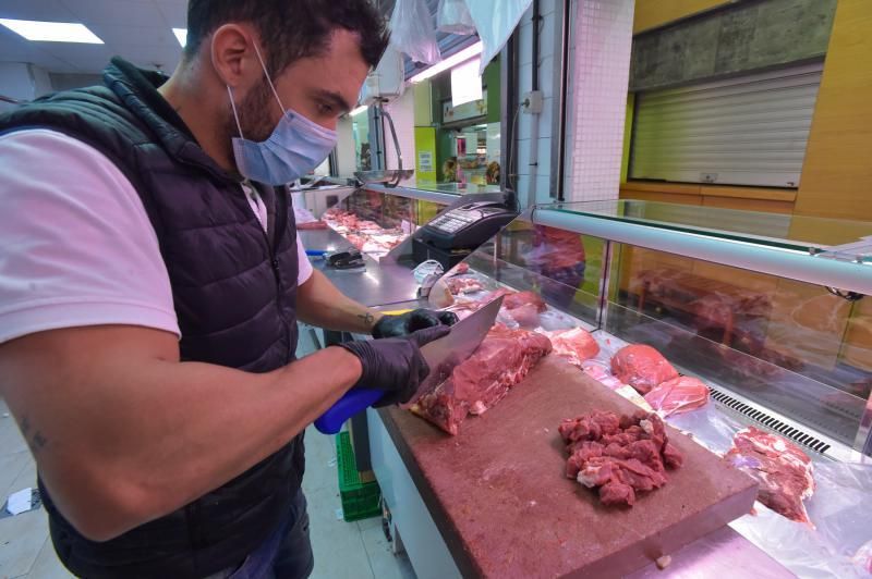 26-03-2020 LAS PALMAS DE GRAN CANARIA. Profesionales que trabajan. Carnicería Carmelo, en el Mercado de Vegueta. Fotógrafo: Andrés Cruz  | 26/03/2020 | Fotógrafo: Andrés Cruz