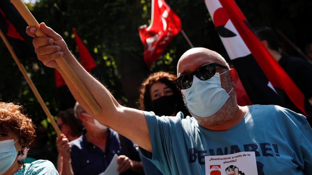 Trabajadores protestan por los despidos del BBVA