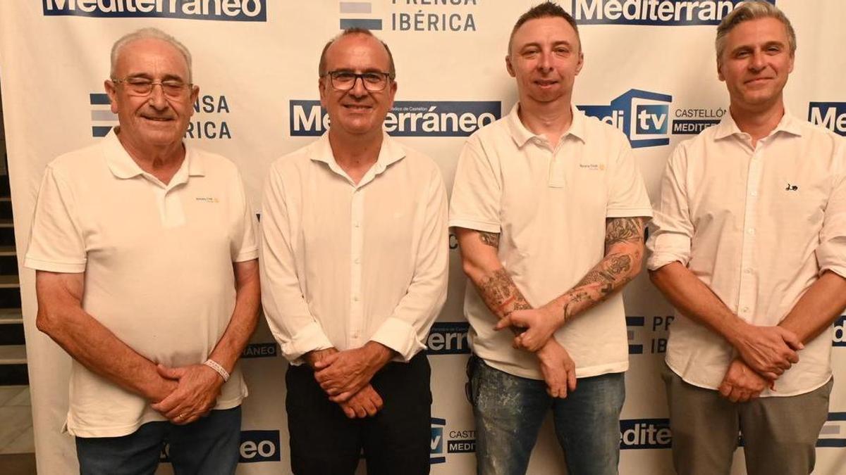 El presidente del Rotary Vila-real (segundo por la derecha), Manu Notari, junto al director de 'Mediterráneo, Ángel Báez, en una de las bodeguillas que el periódico organiza en el marco de las fiestas patronales.