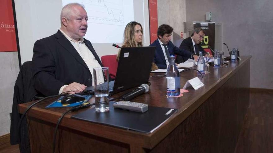 De izquierda a derecha, Ángel de la Fuente, Vanessa Méndez, Pablo Sanz (ambos de Deloitte) y Pablo Hernández, (directivo de Bankia), durante el acto organizado por Aefas, ayer, en la Cámara de Oviedo.