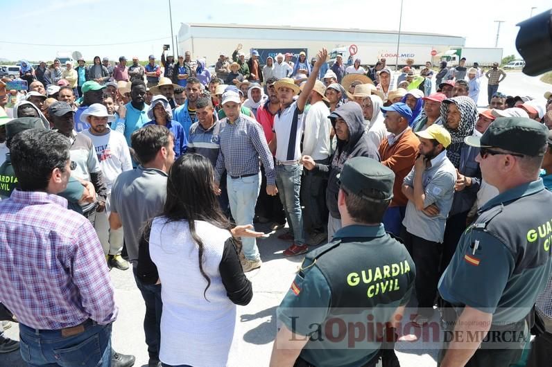 Protesta hortofrutícola en una empresa de El Raal