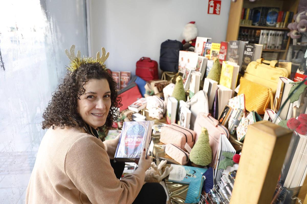 Los comercios de La Calzada animan la Navidad con sus escaparates de concurso (en imágenes)