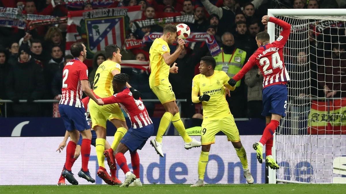 Los jugadores del Atleti y el Girona en el Wanda.