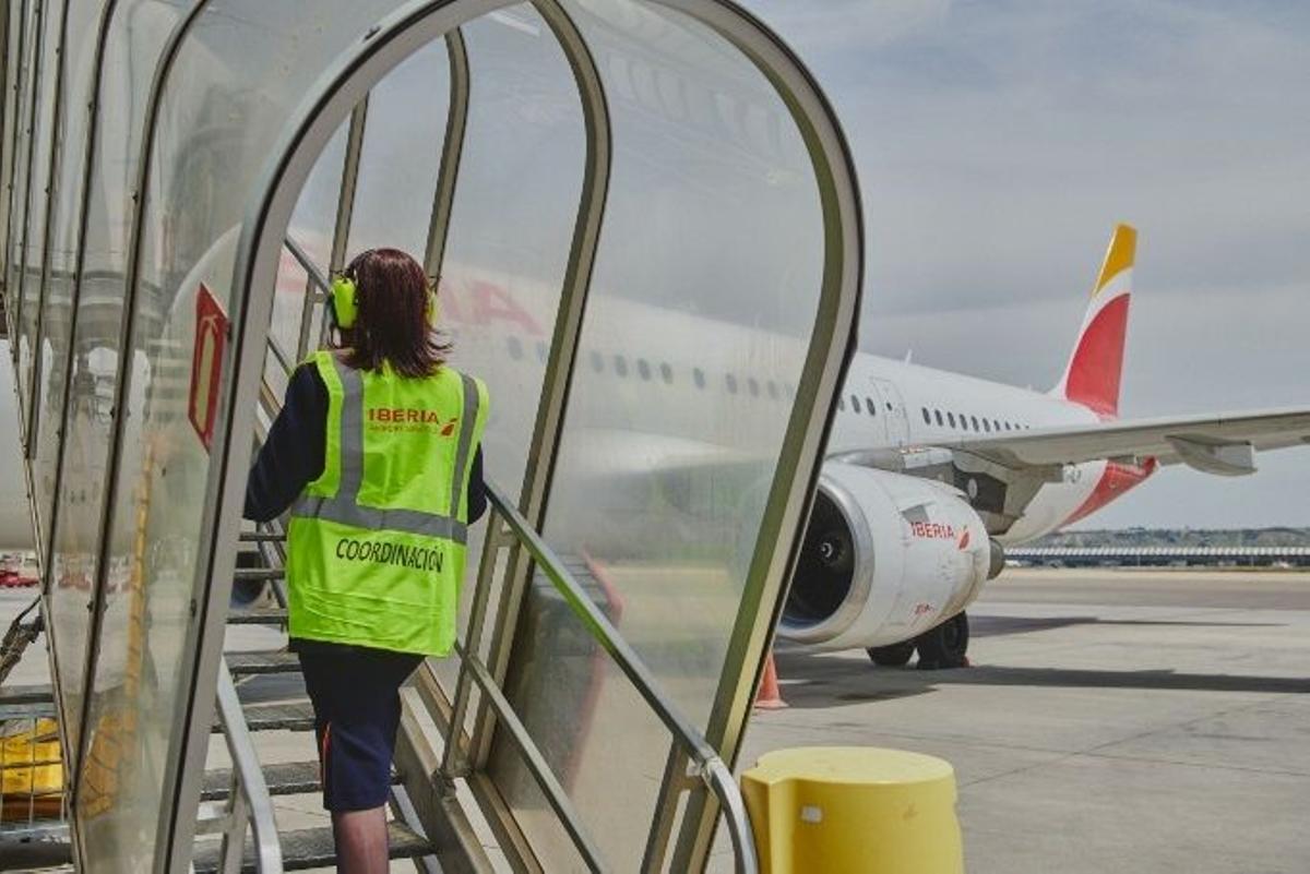 Iberia transforma a 1.692 empleados de 29 aeropuertos de España en trabajadores fijos.