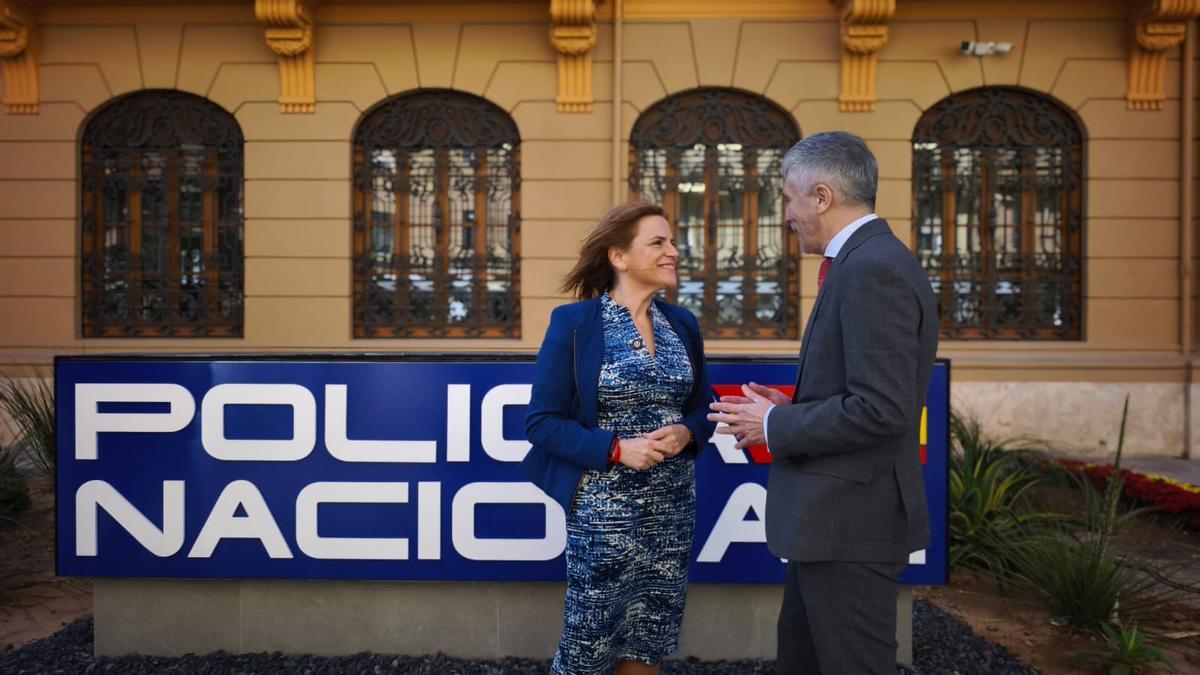 Pilar Bernabé con el ministro Grande Marlaska, este jueves en Zapadores.