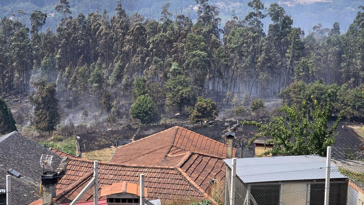 Imágenes del incendio en A Cañiza que obligó a confinar hasta siete núcleos de población en la parroquia de Valeixe.