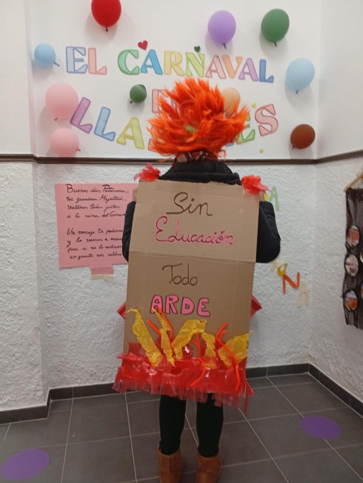 Antroxu intergeneracional en Llastres, con el alumnado y el profesorado del colegio Matemático Pedrayes