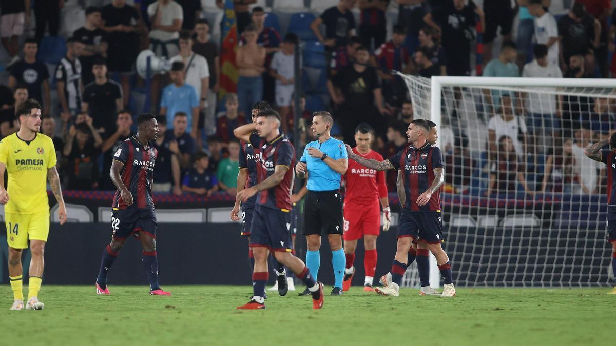 Jugadores, cuerpo técnico, afición... nadie dio crédito ante las decisiones de Cordero Vega.