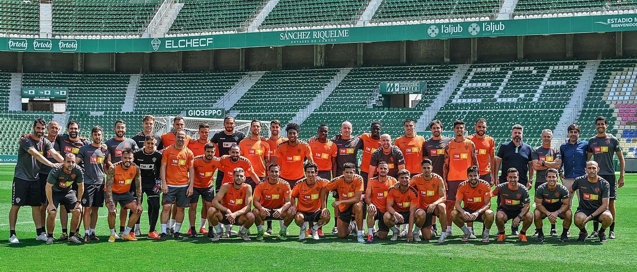 Jugadores y cuerpo técnico posaron ayer para una foto de familia previa al último partido de LaLIga Santander. | SONIA ARCOS / ECF