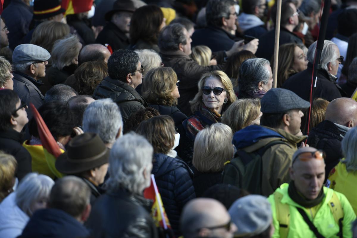 MADRID, 21/01/2023.- La expresidenta de la Comunidad de Madrid Esperanza Aguiree (c) asiste a la concentración que ha tenido lugar este sábado en la plaza de Cibeles para protestar contra el Gobierno de Pedro Sánchez y en defensa de la Constitución. EFE/Víctor Lerena