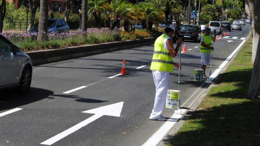 Operarios municipales, en plena faena.