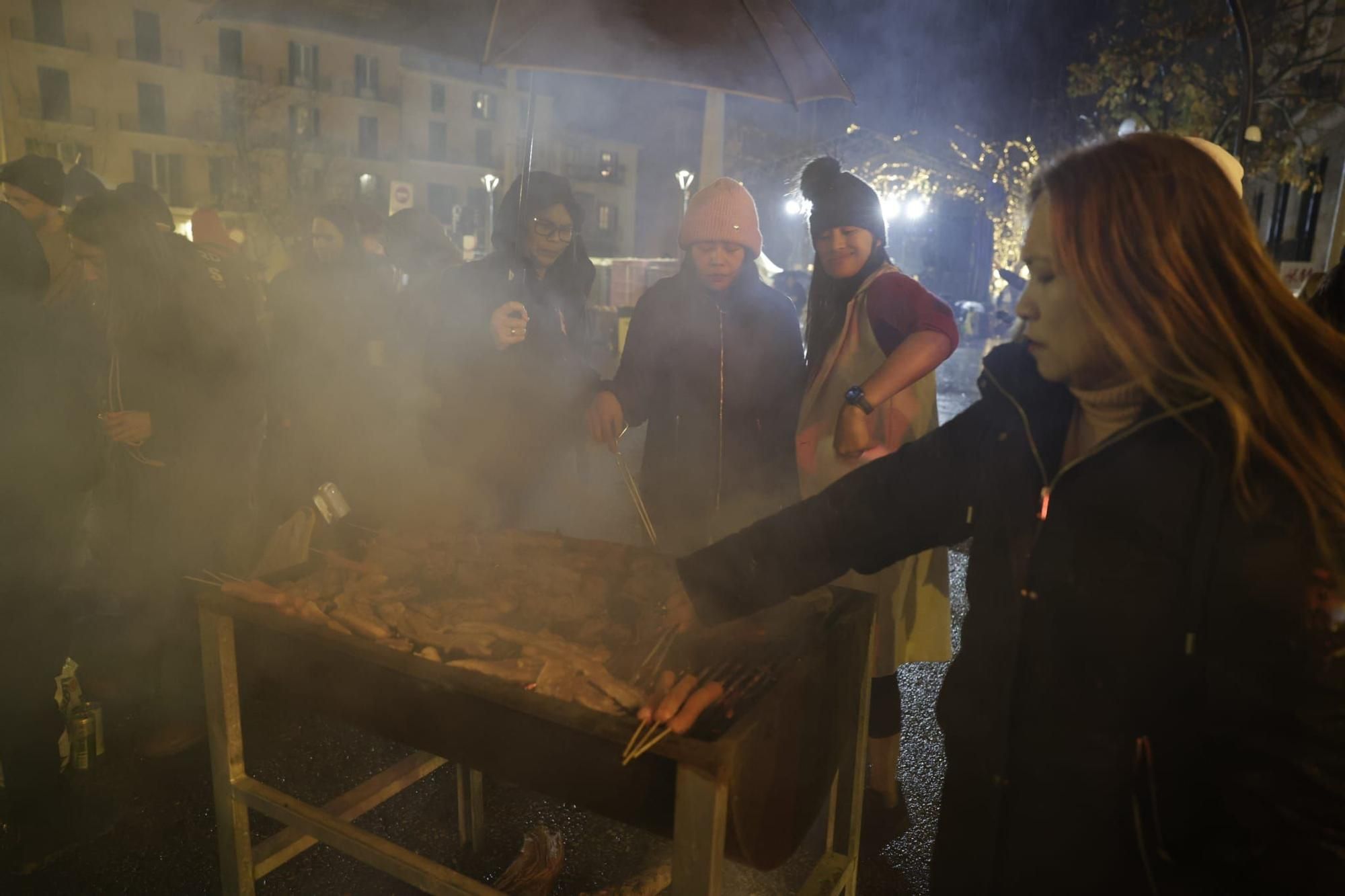 Grillen und feiern im Regen: So nass hat Palma das Fest zu Sant Sebastià eingeläutet