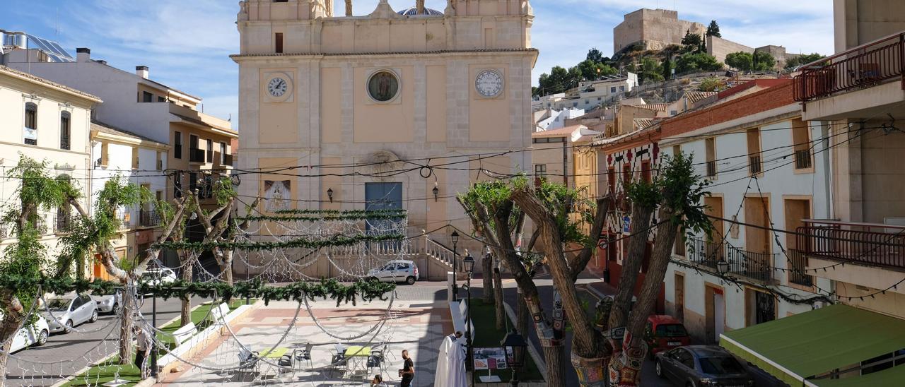 La plaça de Baix, la iglesia y el castillo desde la Casa Consistorial de Petrer.