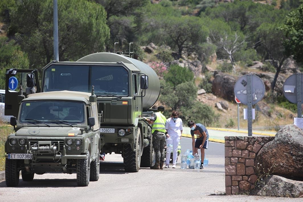 El Ejército y Emacsa reparten agua potable en la urbanización de Las Jaras