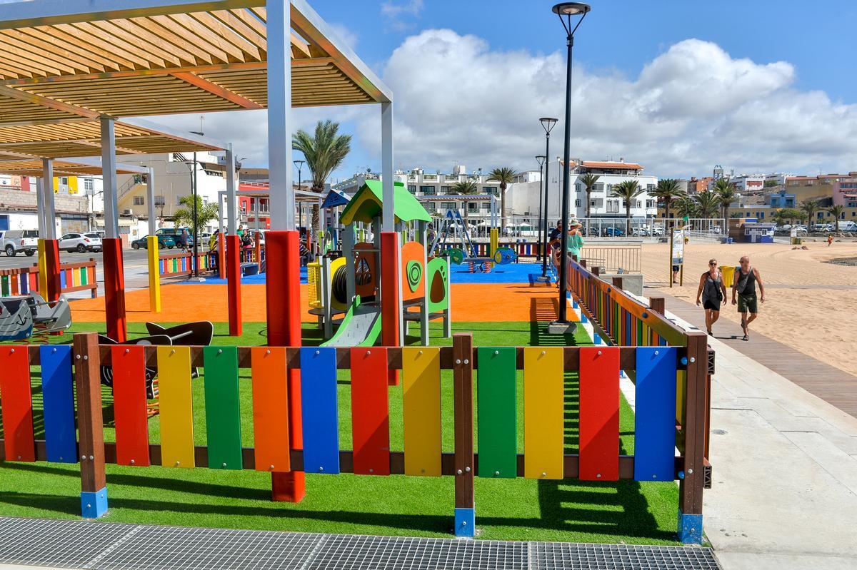 Parque infantil en la playa de El Perchel, donde se incrementerán los juegos.