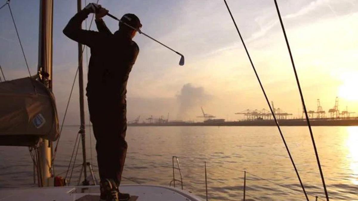 Charters Bcn organiza sesiones de golf en alta mar con pelotas biodegradables.