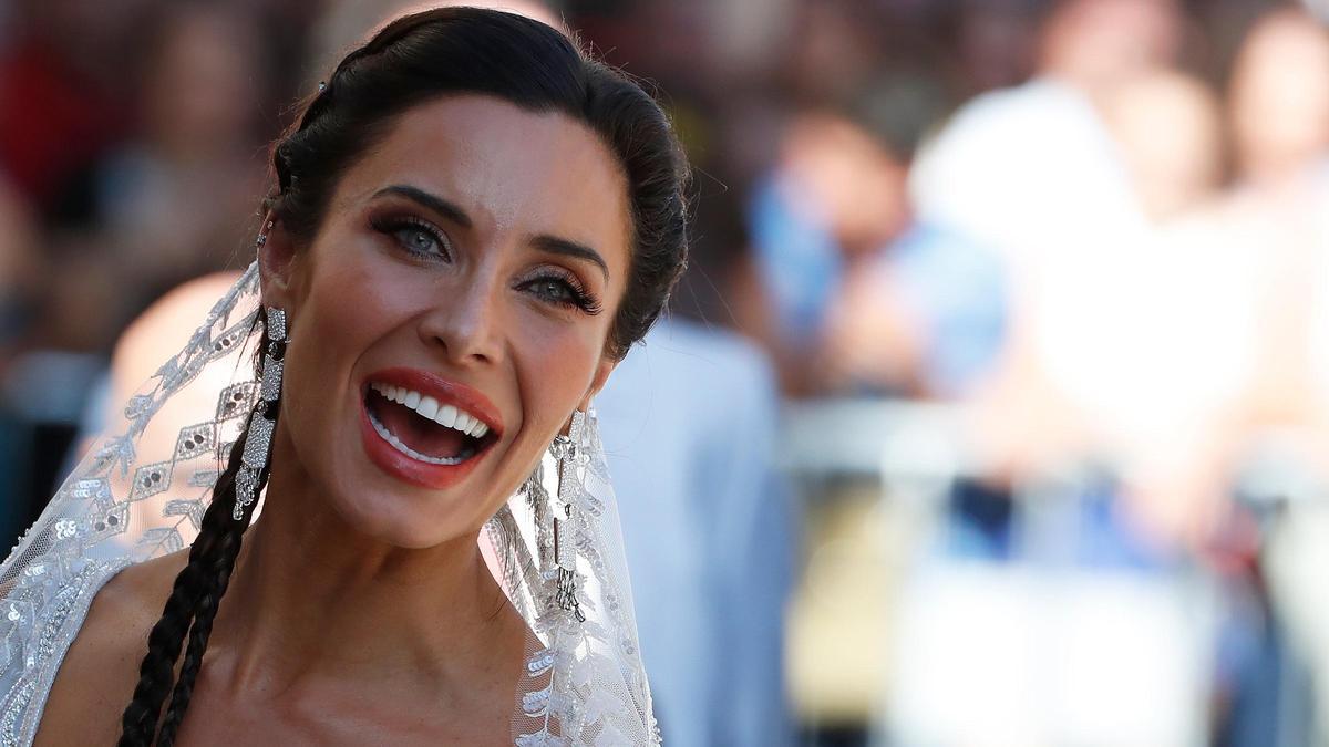 BODA SERGIO RAMOS Y PILAR RUBIO: ENTRADA Y SALIDA NOVIOS DE LA CATEDRAL