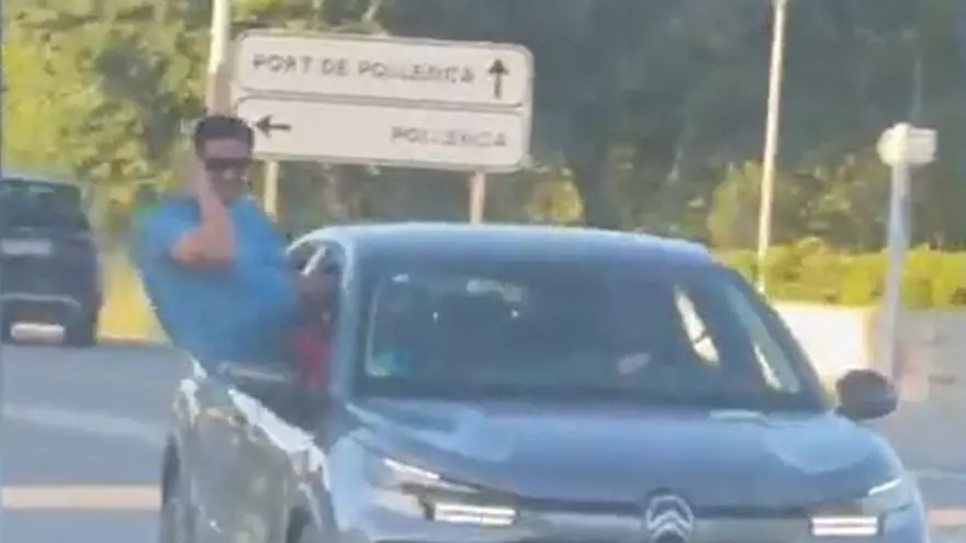 Gefährliche Aktion auf Mallorca: Beifahrer lehnt sich bei voller Fahrt aus dem Fenster