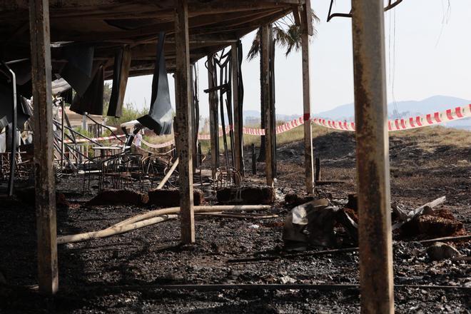 Todas las imágenes del devastador incendio en una zona de ocio de Ibiza