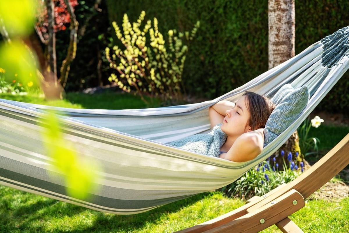 Una niña disfruta de una siesta.