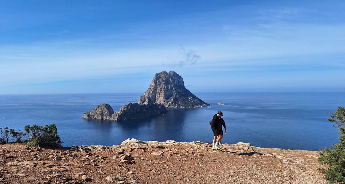 Un excursionista pasea junto al mirador. | GOOGLE