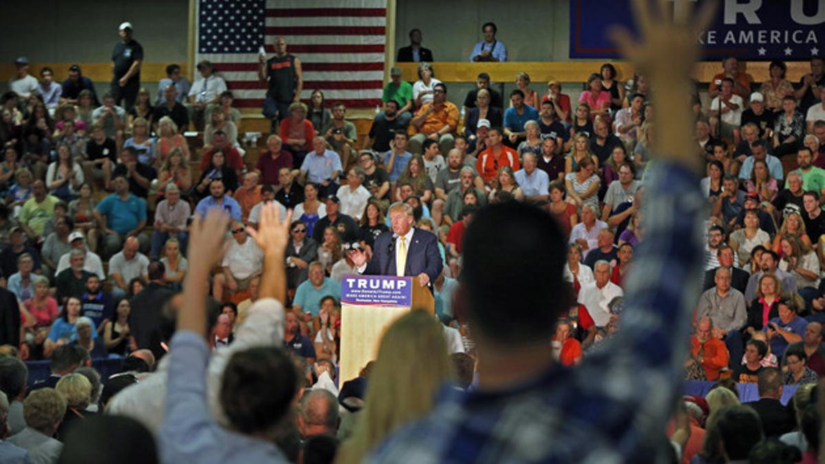 Los asistentes levantan la mano durante el turno de preguntas del mitin electoral del candidato republicano Donald Trump celebrado el jueves en Rochester, New Hampshire.