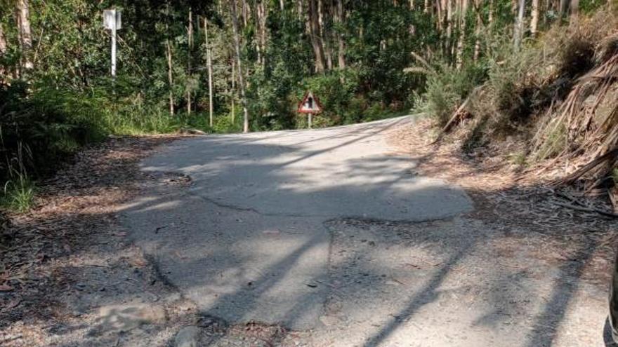 Los residentes en los chalés de Golf Domaio llevan años de espera por el arreglo del acceso
