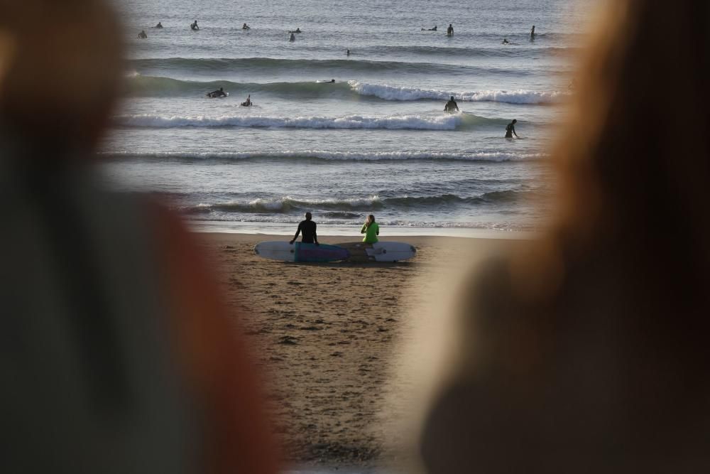 Salinas surfea en 'longboard'