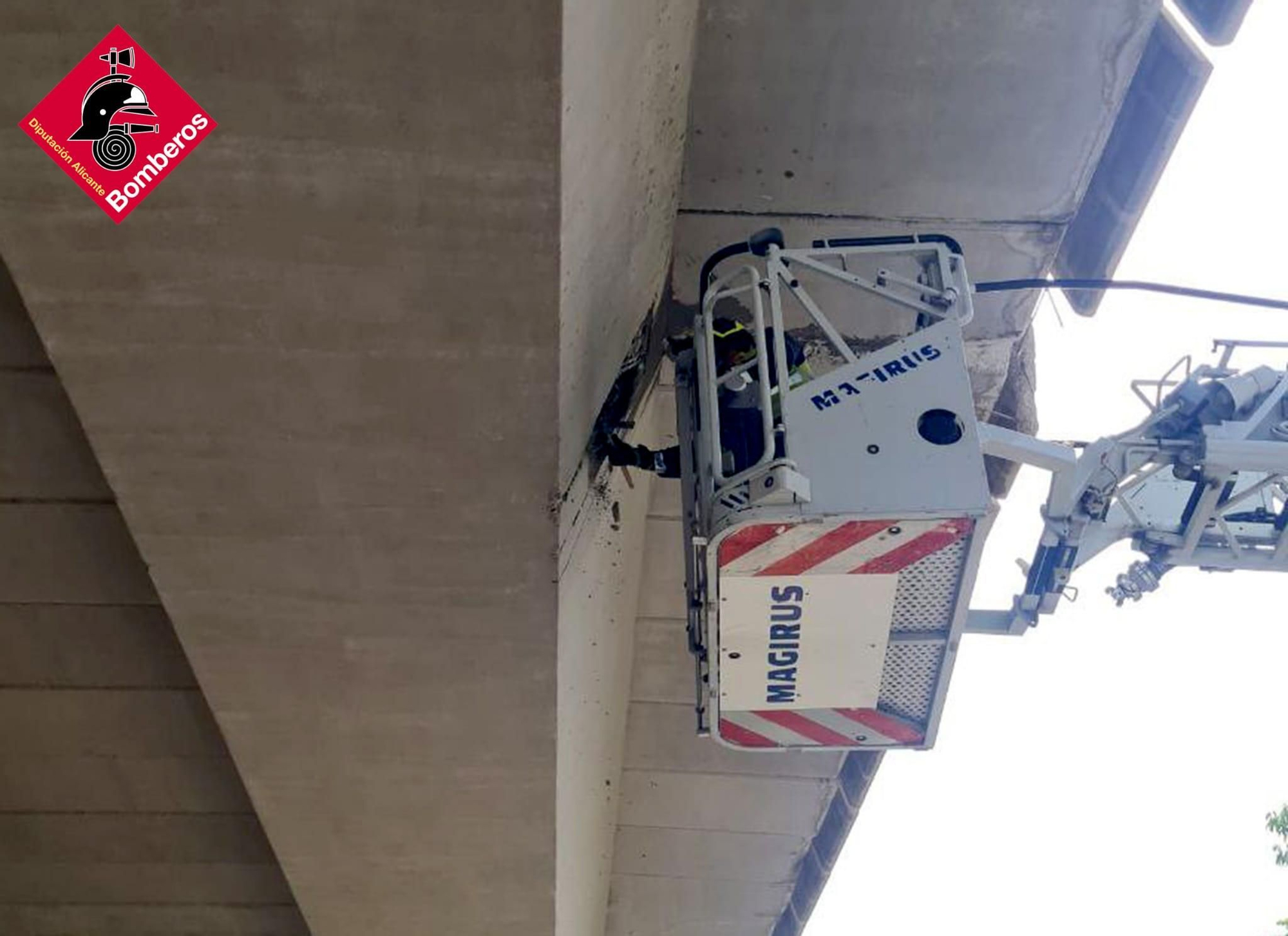Una grúa choca contra un puente de la AP-7 en Benidorm