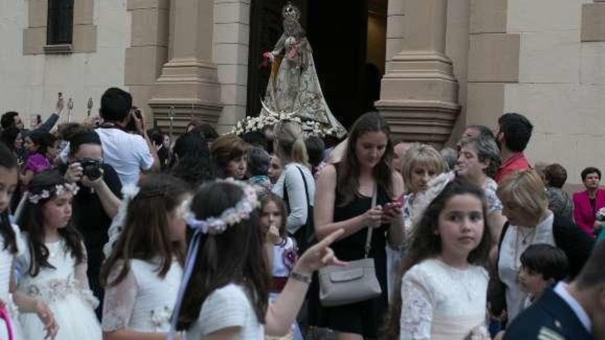 La Virgen del Yermo sale del interior de San Lázaro.